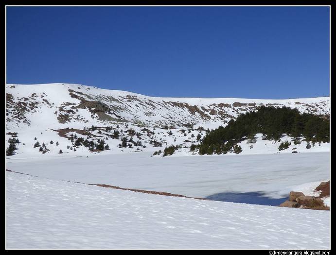 Lagunas de Neila laguna Larga helada